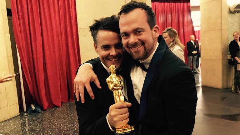 "Eine fantastische Frau": Regisseur Sebastian Lelio und Produzent Jonas Dornbach mit der begehrten Oscat-Trophäe