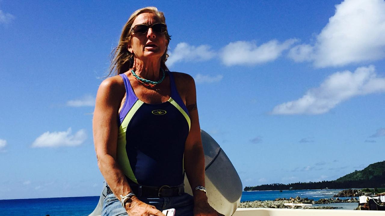 "Frauen und Ozeane: Nan Hauser - Wege der Wale": Nan Hauser vor Cook Islands bei der Walbeobachtung