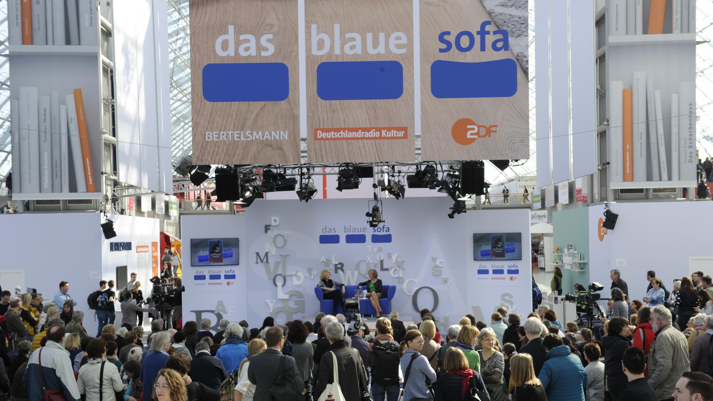 "das blaue sofa" auf der Leipziger Buchmesse: Luzia Braun mit Heike Melba-Fendel sitzen zum Gespräch nebeneinander auf dem blauen Sofa.