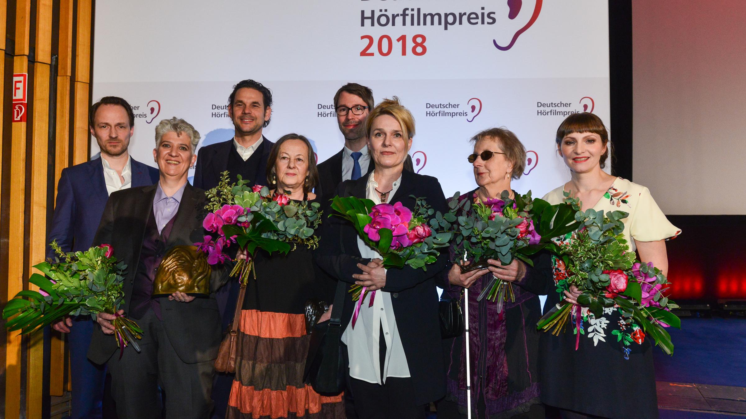 Verleihung Deutscher Hörfilmpreis 2018:  von links nach rechts Frank Höhle, Christiane Müller, Alexander Beyer, Heide Schwochow, Alexander Fichert, Susanne Grawe, Roswitha Röding und Anke Nicolai)