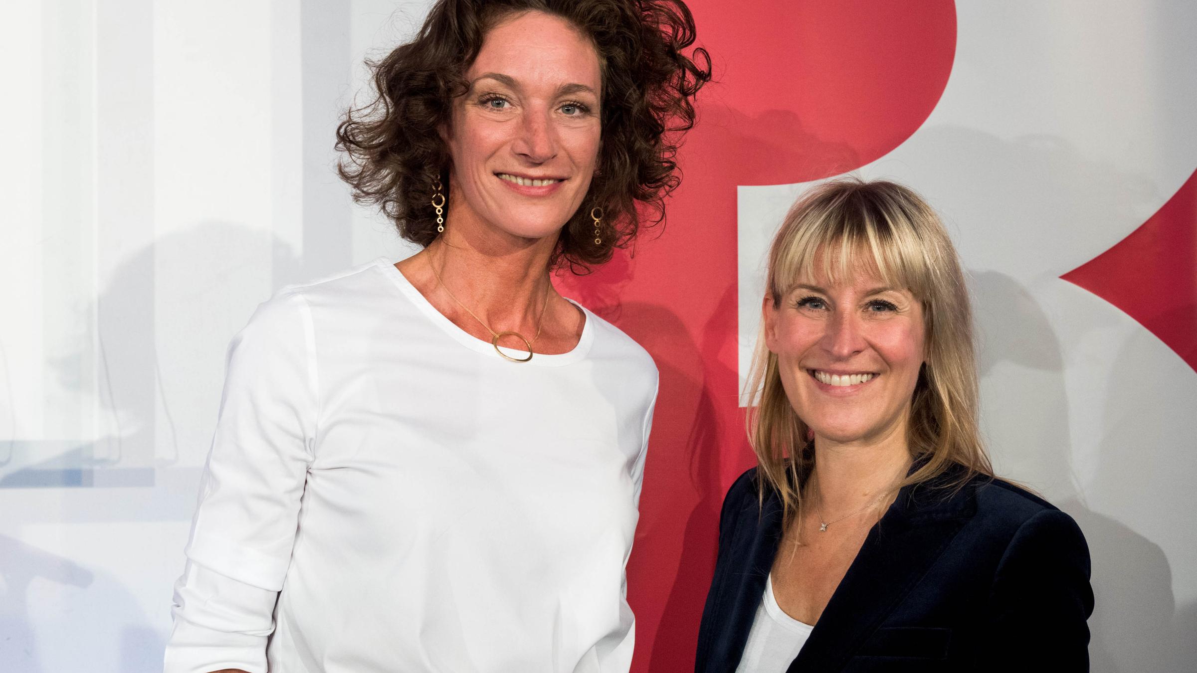 3sat-Preis 2018: Wiebke Puls und 3sat-Koordinatorin Natalie Müller-Elmau