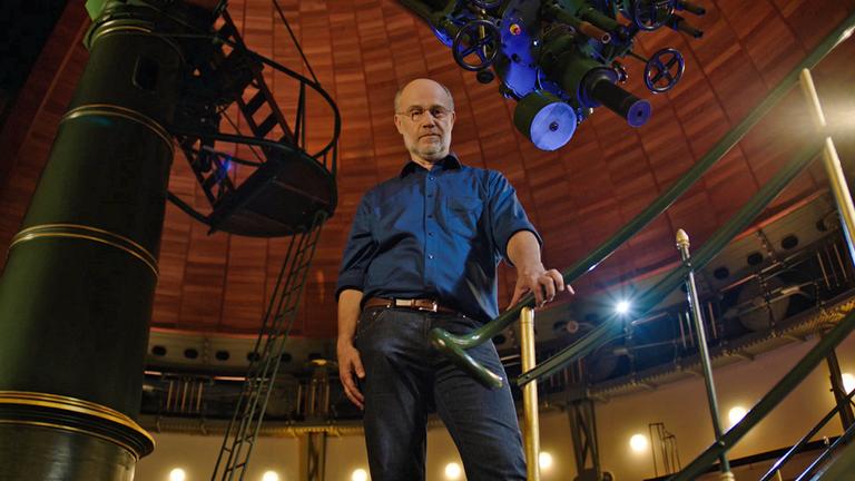 "Terra X – Faszination Universum: Die Schwerkraft: Der Dirigent der Welt": Moderator Professor Harald Lesch im Großen Refraktor in Potsdam.