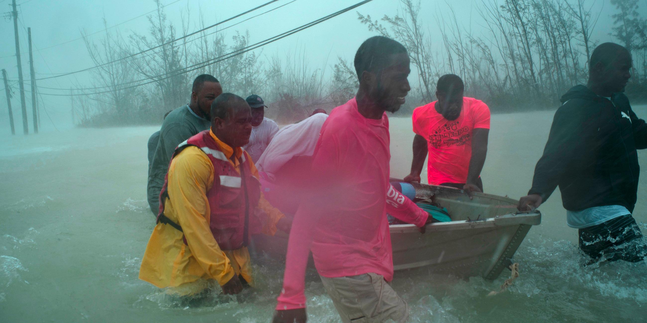 Freiwillige retten mehrere Familien aus dem steigenden Wasser, aufgenommen am 03.09.2019 in Freeport
