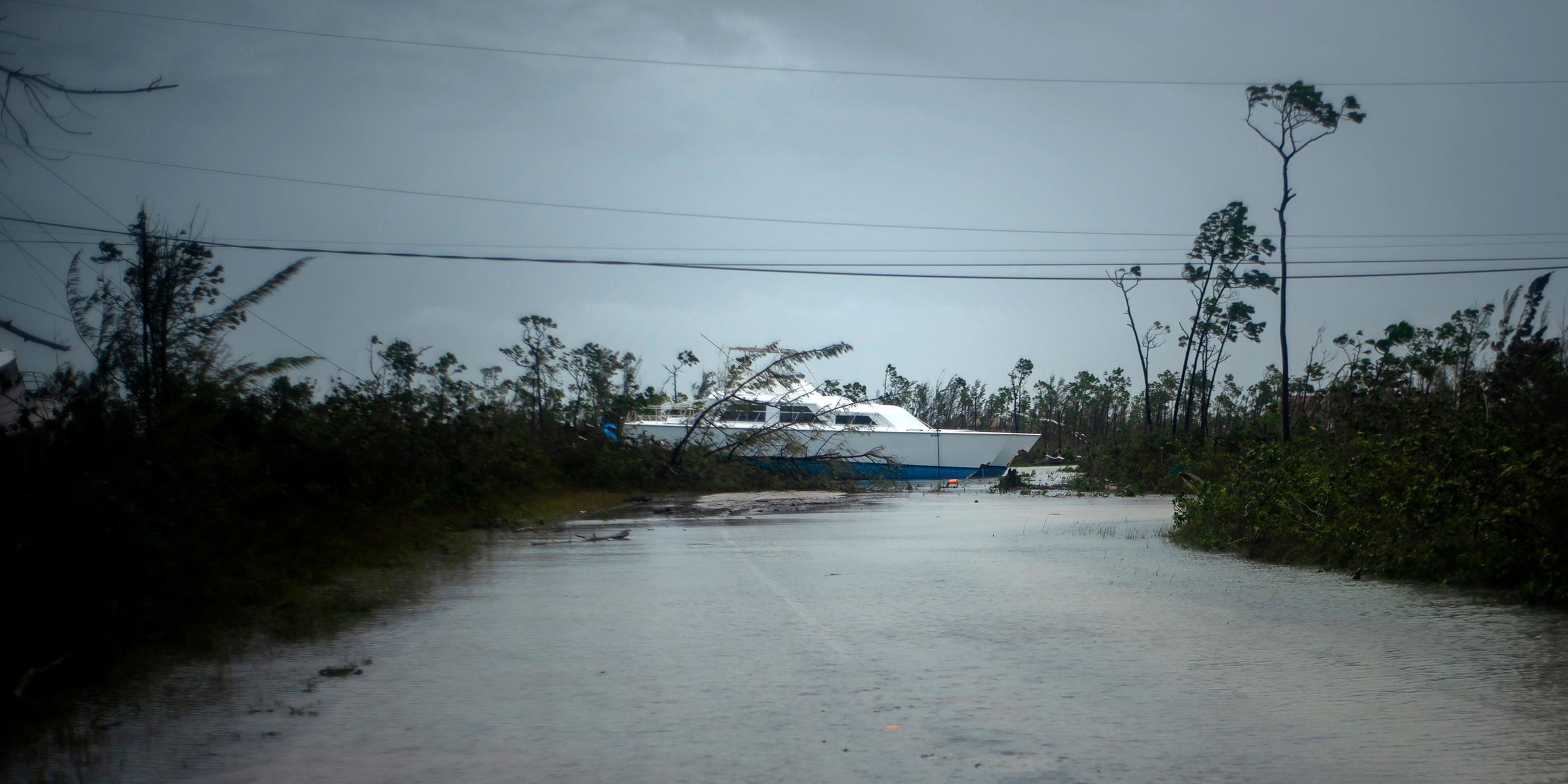 Ein Katamaran, der durch den Hurrikan an Land geworfen wurde, aufgenommen am 03.09.2019 in Freeport
