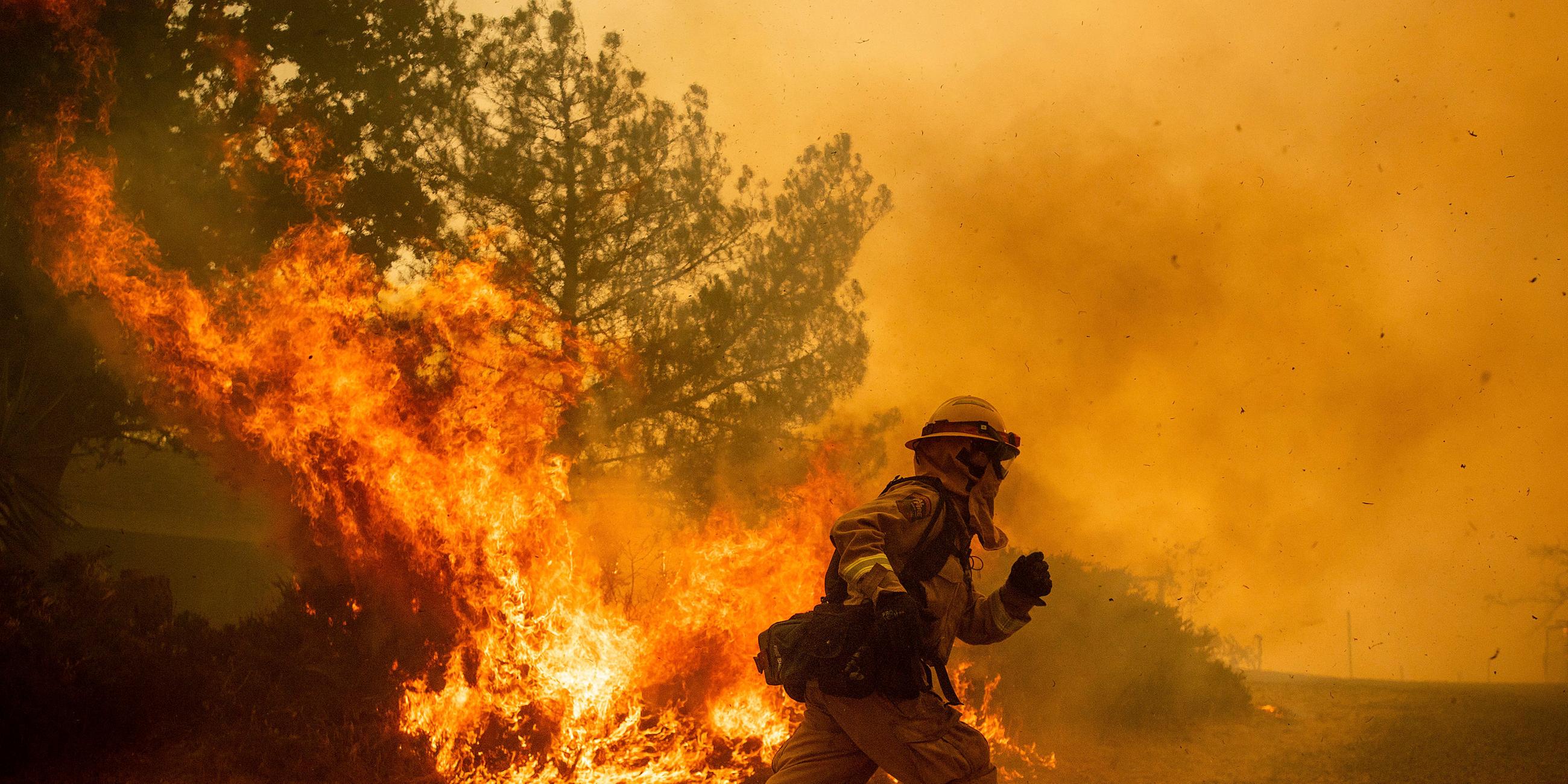 Feuerwehrmann läuft durch das Feuer in Lakeport, Kalifornien am 31.7.2018