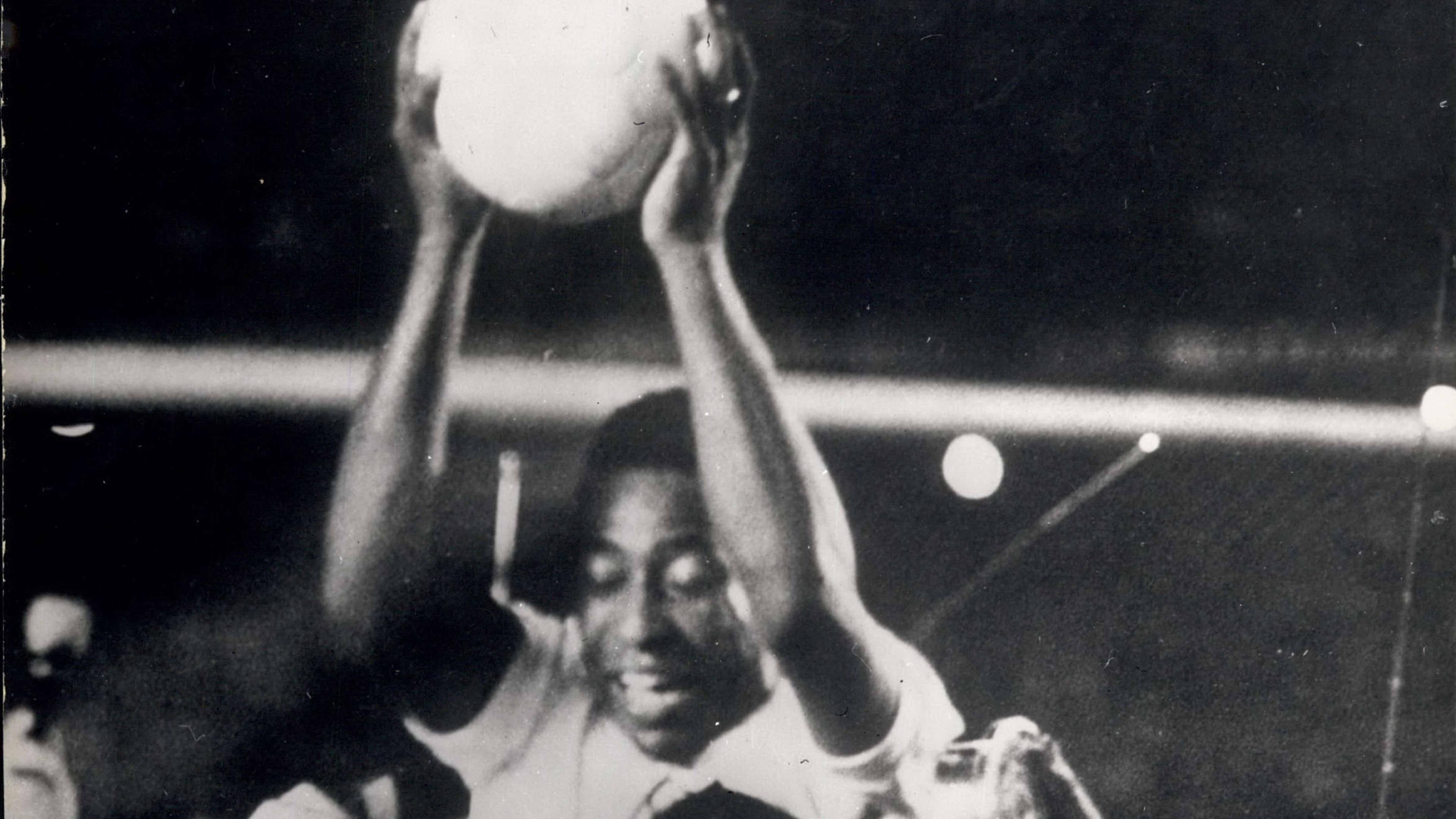 Pelé wird nach seinem 1000. Tor auf Händen getragen.