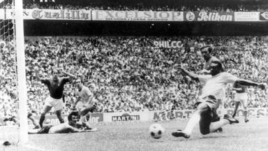 Pelé erzielt im WM-Finale 1970 das 1:0.