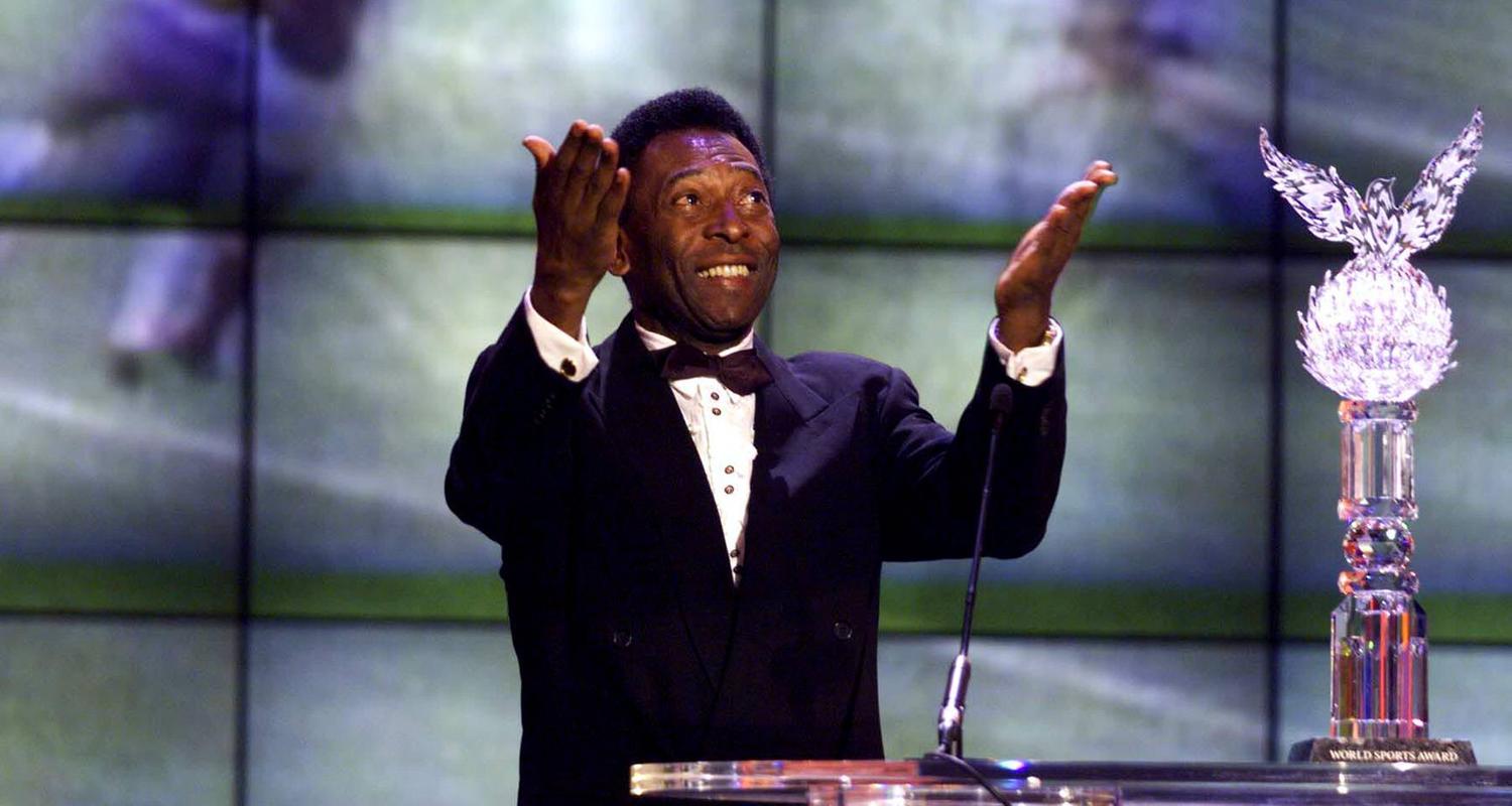 Pelé präsentiert glücklich seine Auszeichnung zum Jahrhundertfußballer.
