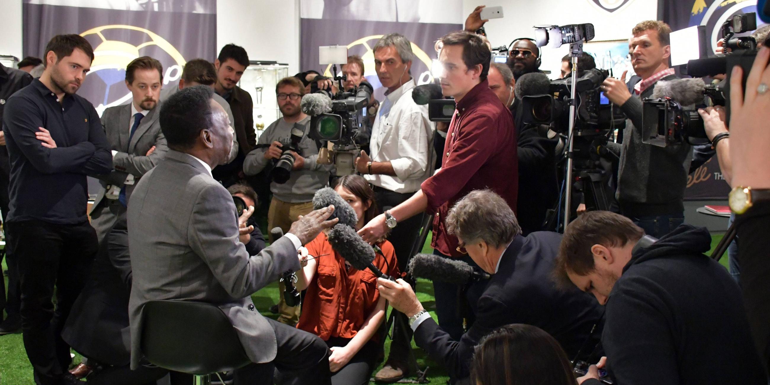 Pelé wird vor vielen Kameras und Mikrofonen interviewt.
