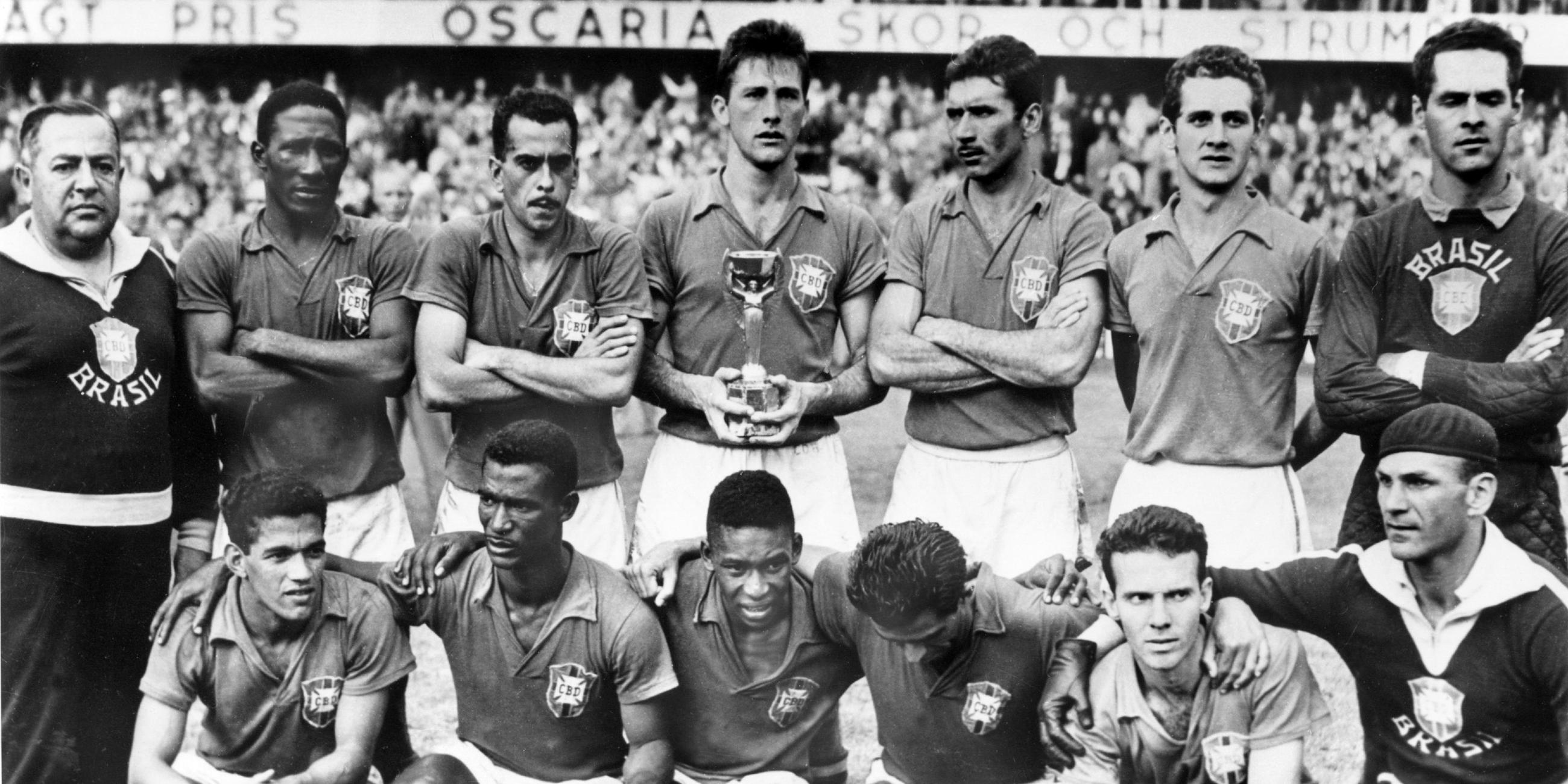 Die Nationalmannschaft Brasiliens präsentiert den WM-Pokal 1958