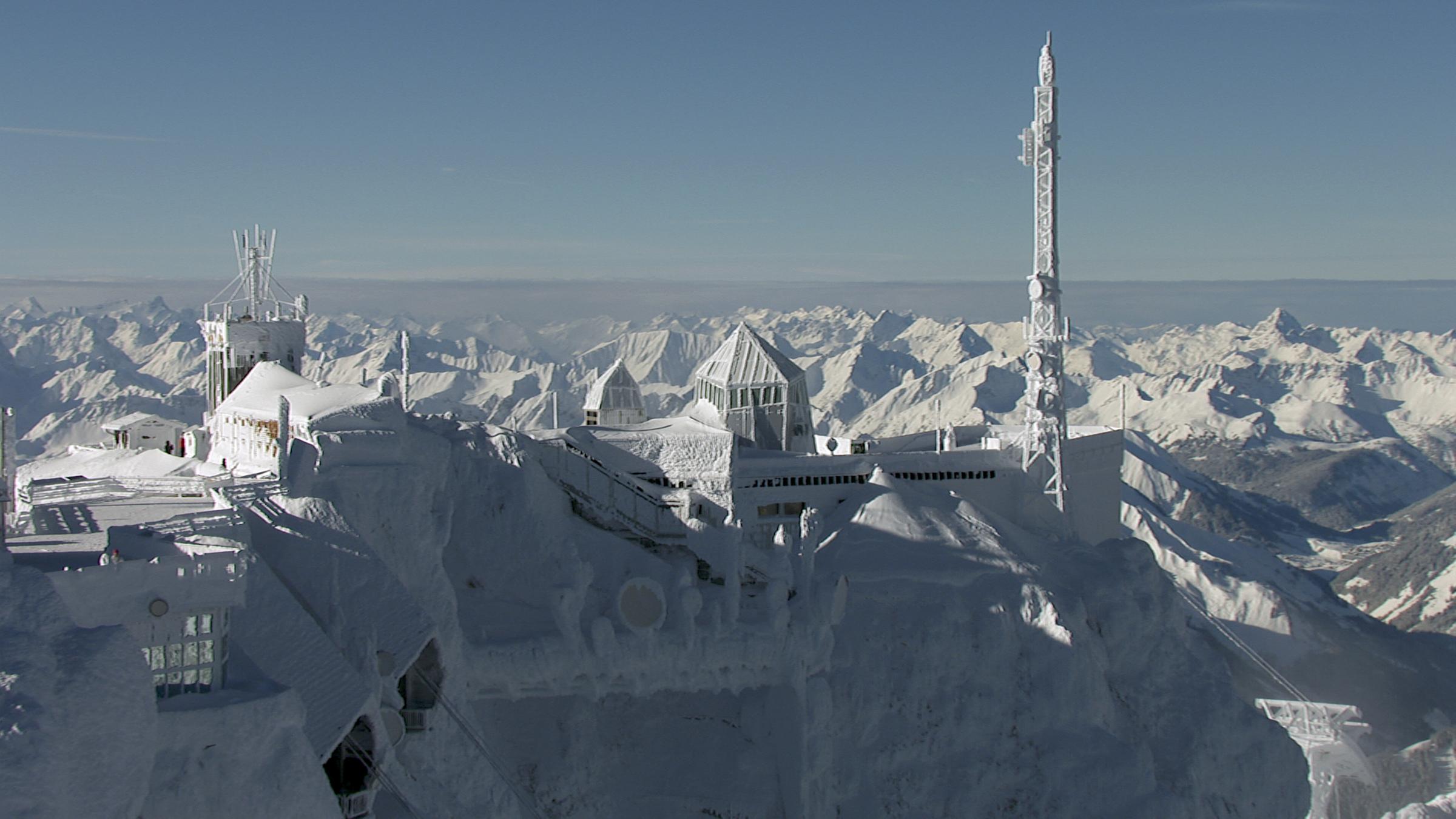 "Terra X: Deutschland von oben - Ein Wintermärchen": Panorama von verschneite Berge vor blauem Himmel und die schneebedeckte Zugspitze.