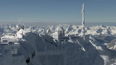 "Terra X: Deutschland von oben - Ein Wintermärchen": Panorama von verschneite Berge vor blauem Himmel und die schneebedeckte Zugspitze.