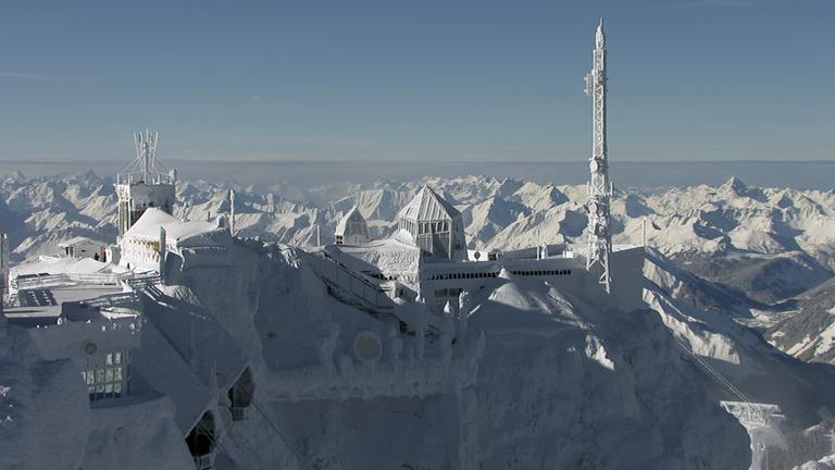 "Terra X: Deutschland von oben - Ein Wintermärchen": Panorama von verschneite Berge vor blauem Himmel und die schneebedeckte Zugspitze.
