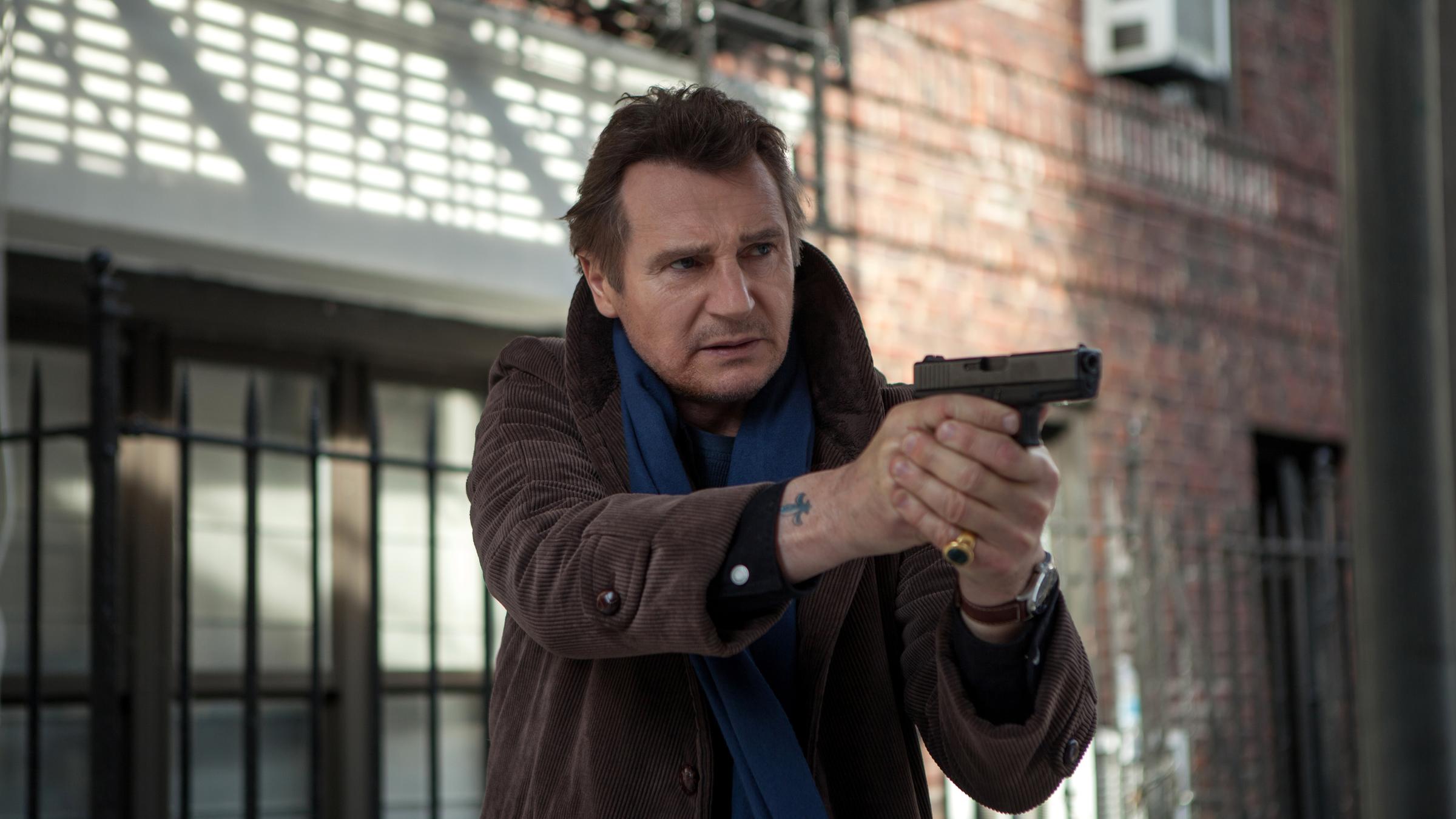 "Ruhet in Frieden": Scudder (Liam Neeson) in Nahaufnahme, mit einer Waffe in der Hand.