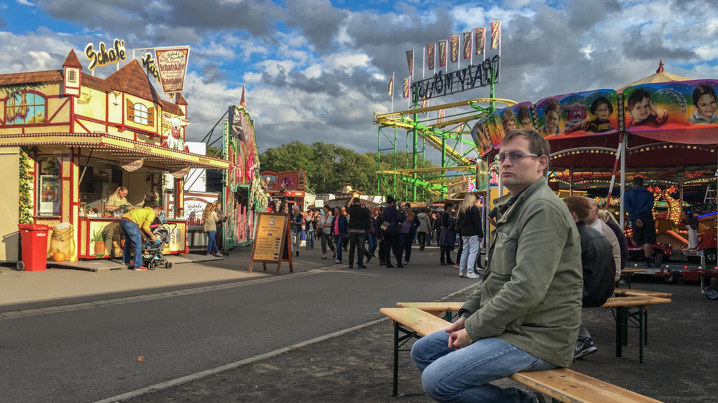 "Nicht jedes Los gewinnt - Erzählungen vom Rummelplatz": Schriftsteller Clemens Meyer auf dem Leipziger Rummelplatz.