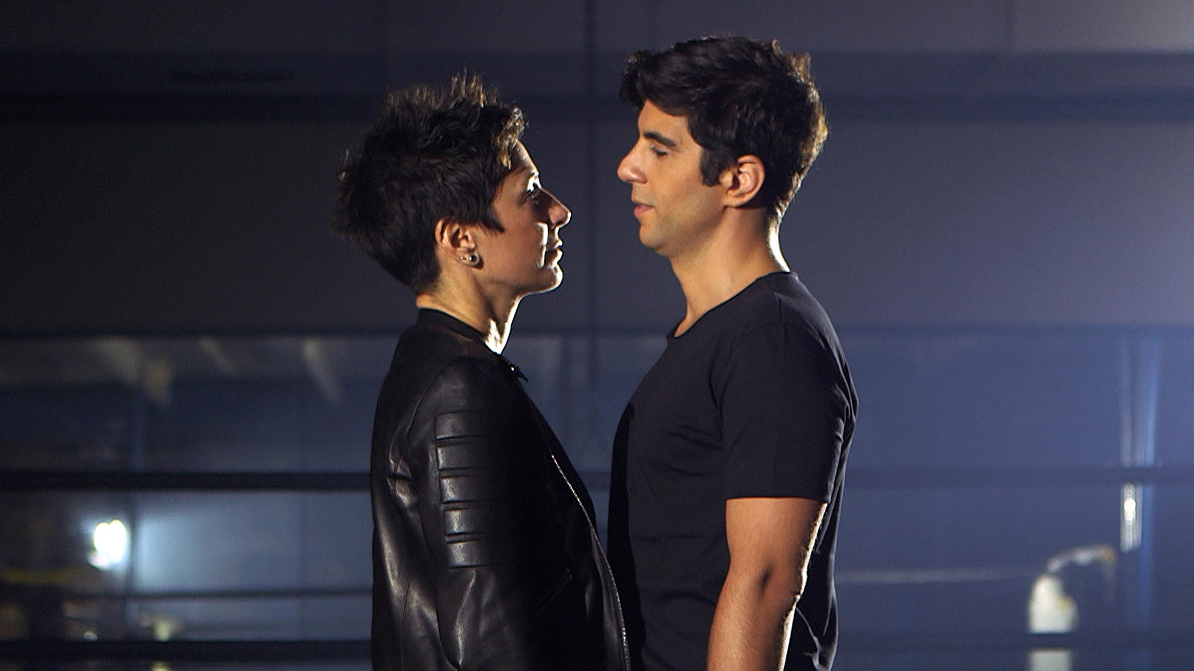 "Wie sexistisch sind wir? - Die Dokumentation": Die Moderatoren Dunja Hayali und Jaafar Abdul Karim stehen sich gegenüber und schauen sich in die Augen.