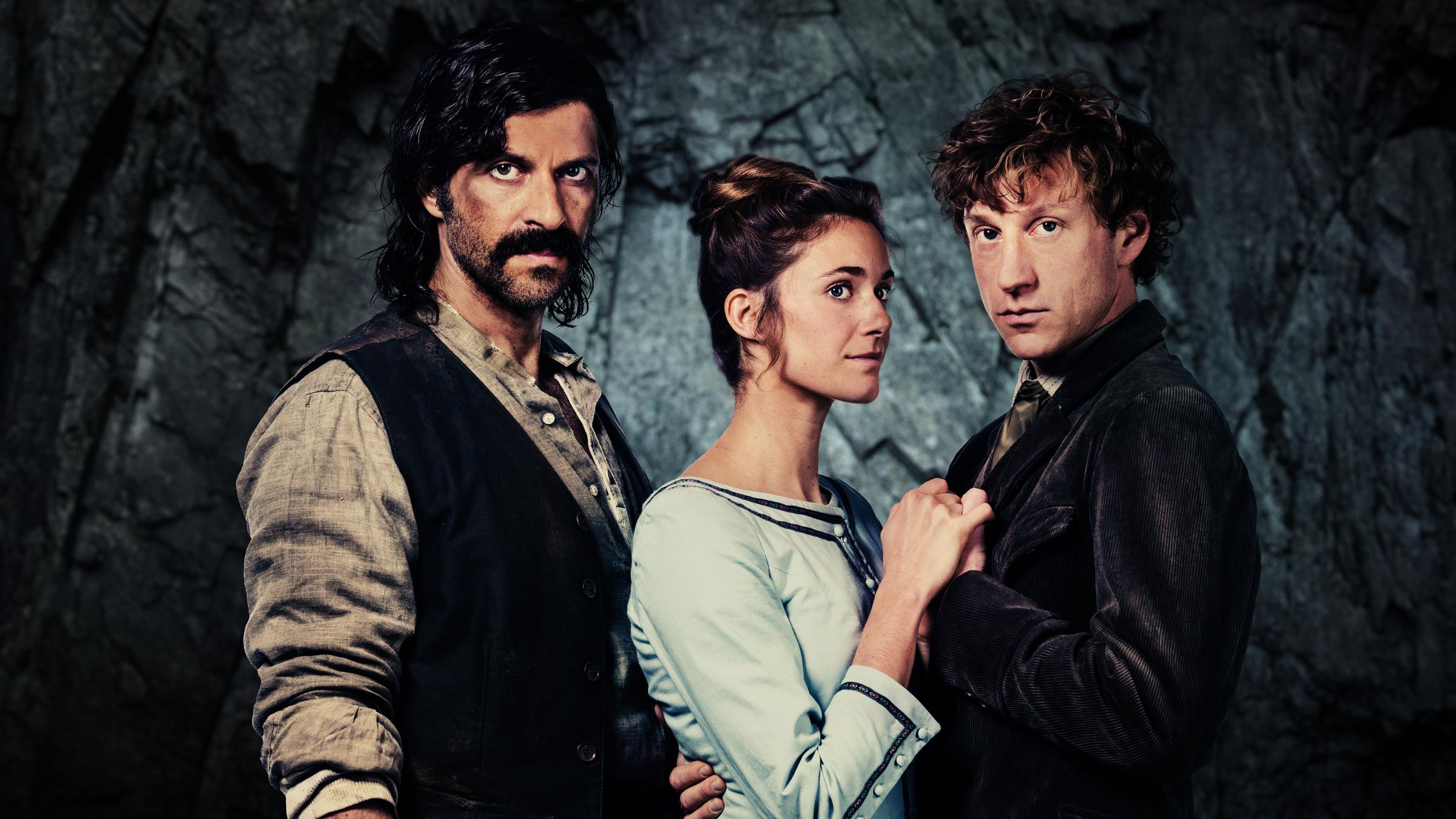 Gotthard: Tommaso (Pasquale Aleardi), Max (Maxim Mehmet) und Anna (Miriam Stein) stehen vor einer Bergwand