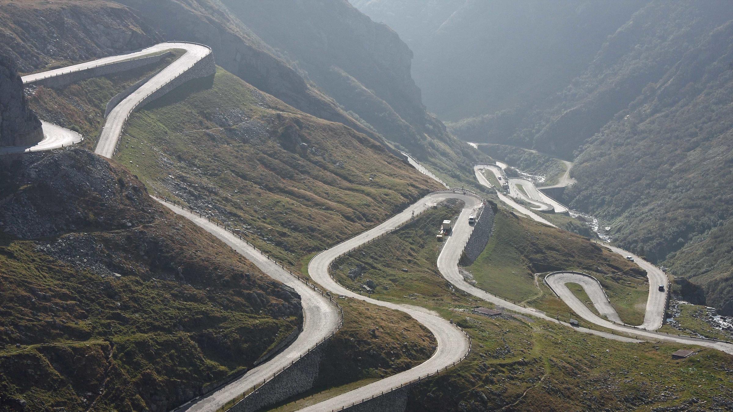 "Gotthard - Unser Tor zum Süden": Gewundene Straße in den Bergen.
