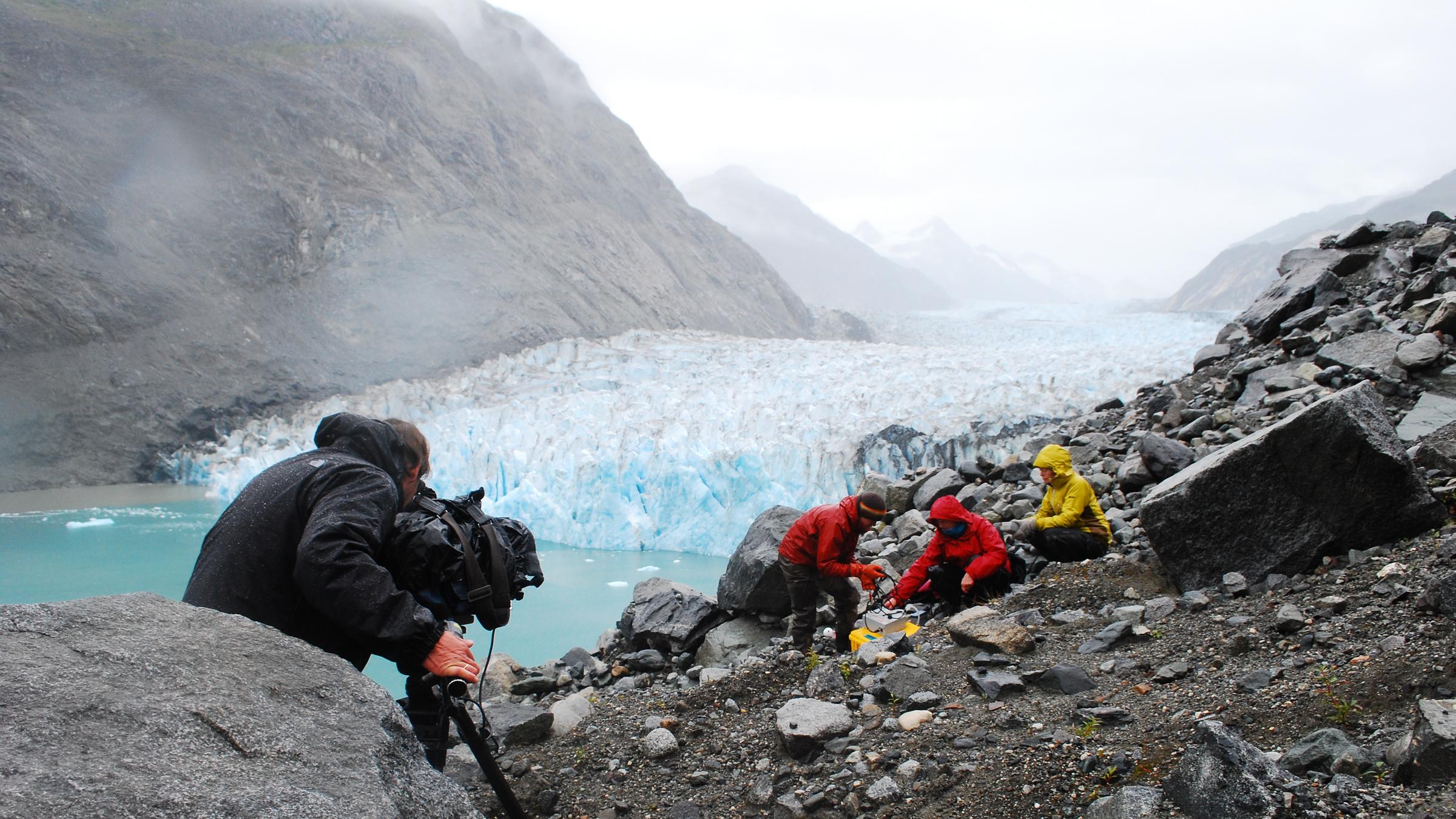 "Abenteuer Alaska": Dreharbeiten in der Glacier Bay. Im Vordergrund die Kameraleute, im Hintergrund ist der McBride-Gletscher zu sehen.