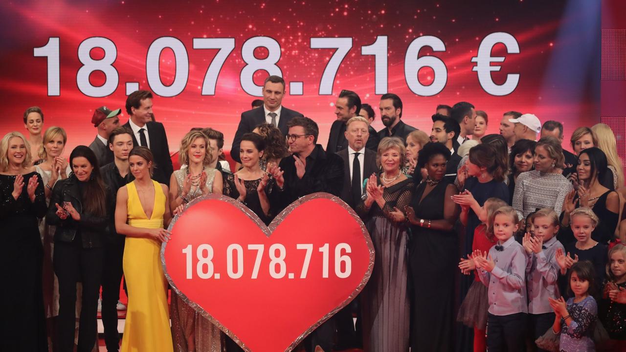Abschlussbild mit Moderator Johannes B. Kerner, allen Stars und einem Riesenherz mit der erzielten Spendensumme