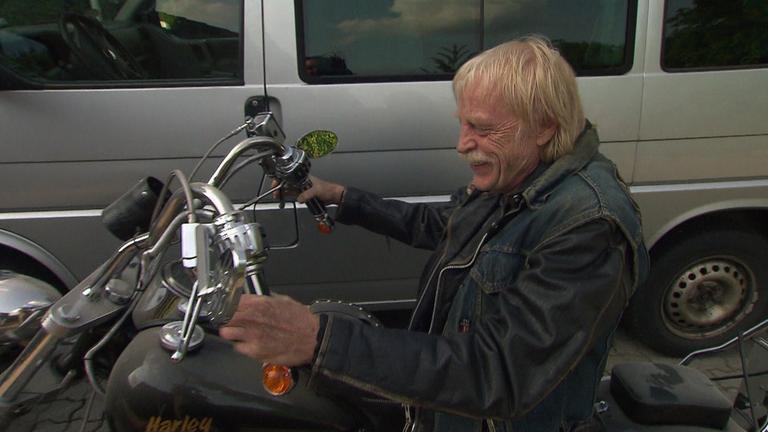 "Rocker in Deutschland": Günther Brecht sitzt auf seinem Motorrad.
