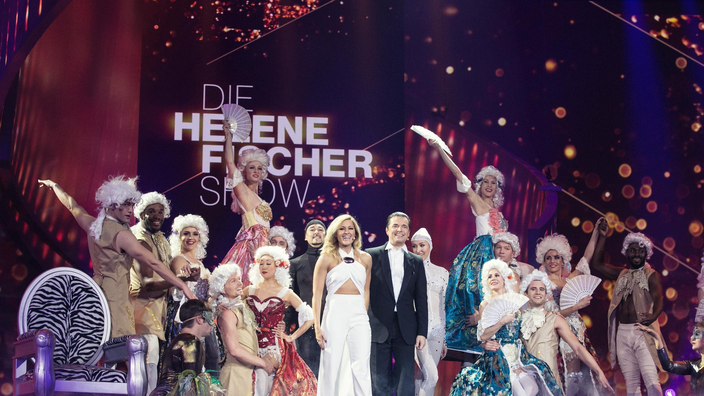 "Die Helene Fischer-Show": Helene Fischer steht auf der Bühne, umringt vom Ensemble von Falco - Das Musical