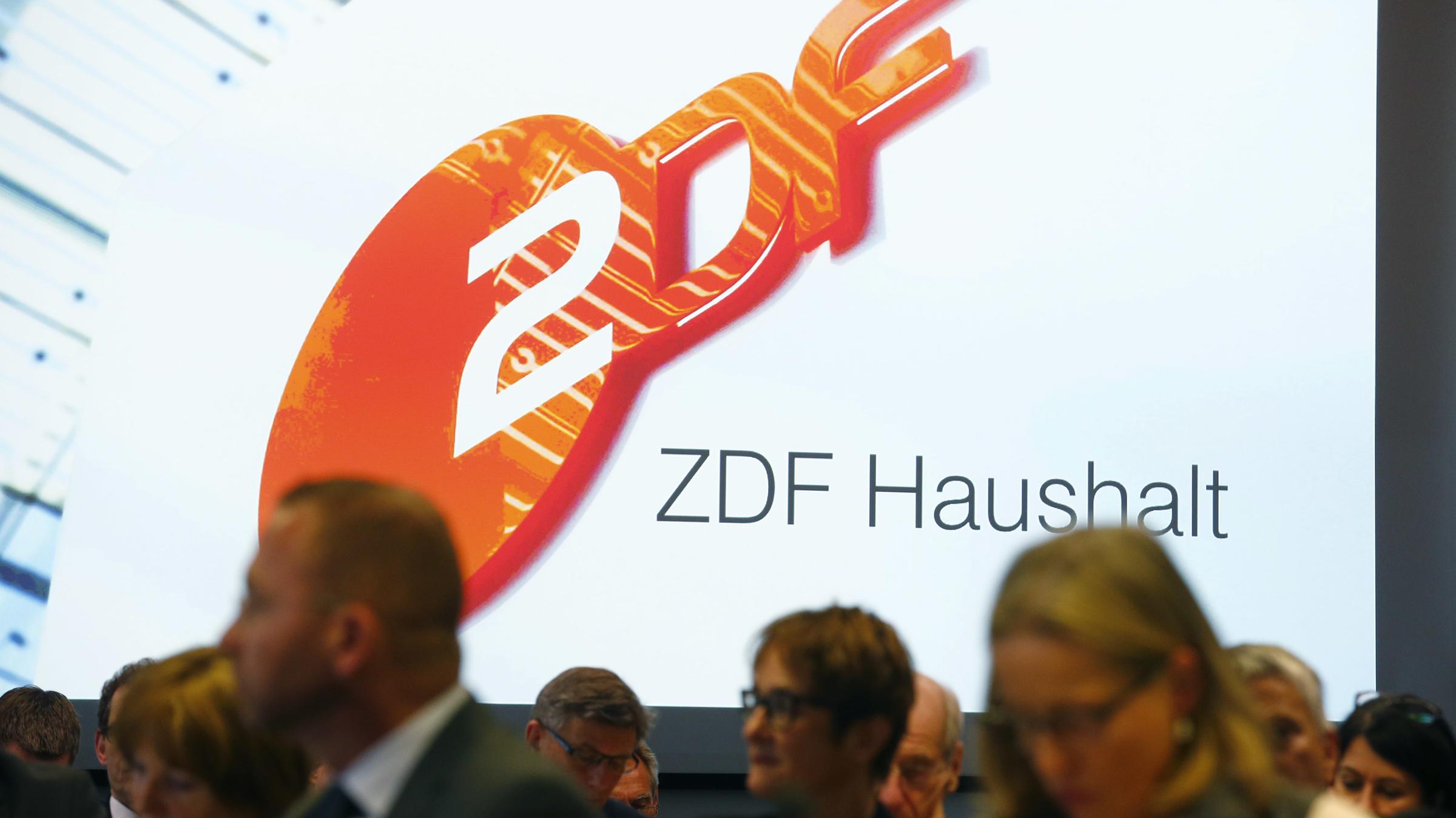 Sitzung des ZDF-Fernsehrates in Mainz. Im Hintergrund an der Wand das ZDF-Logo und der Schriftzug "ZDF Haushalt".