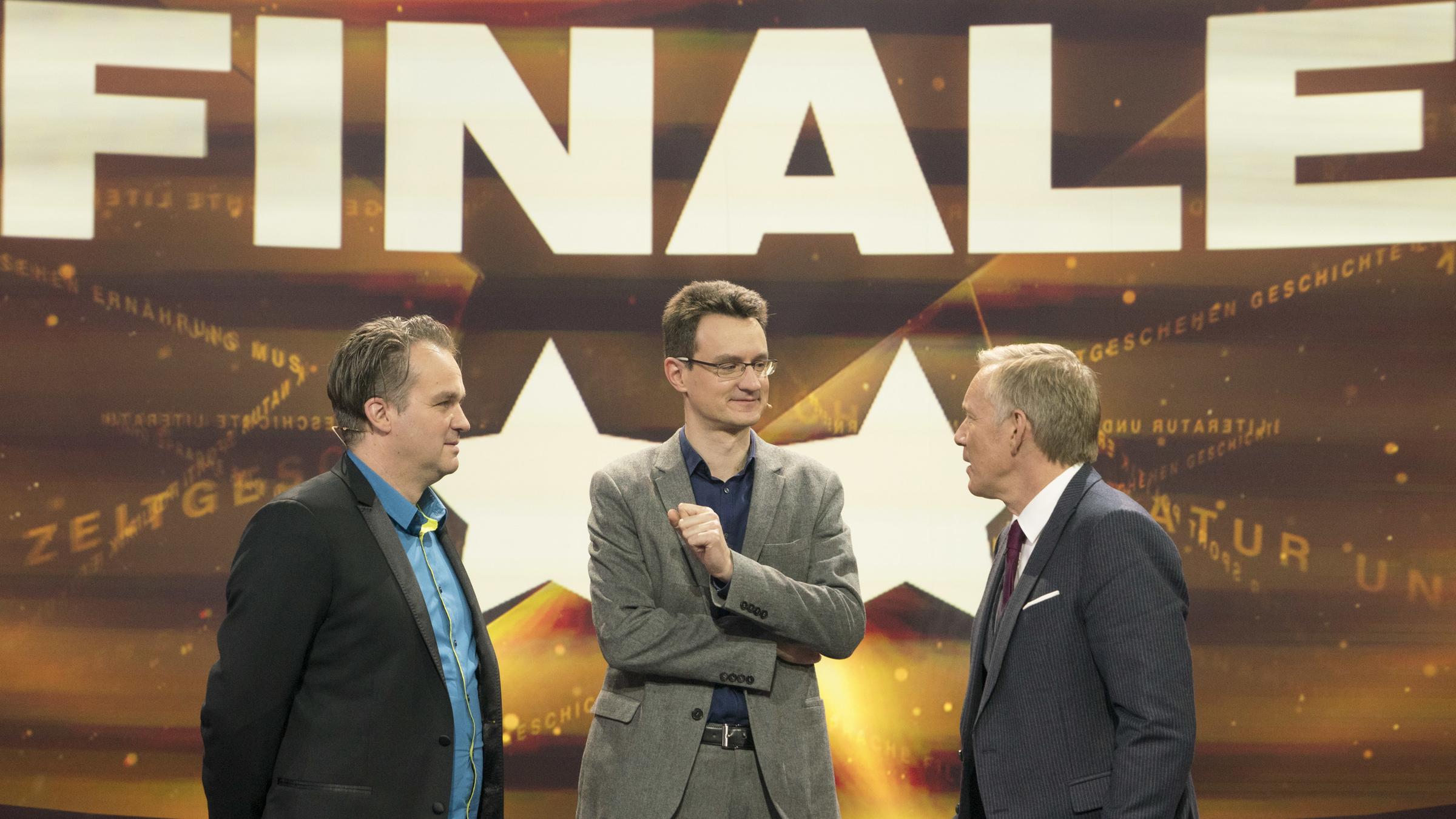 "Der Quiz-Champion - Das 2016-Special": Markus Solty, Martin Wolf und Johannes B. Kerner stehen nebeneinander und unterhalten sich.