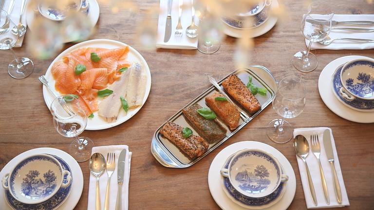 "ZDFzoom: Lust auf Lachs": Tisch mit Lachsgerichten.