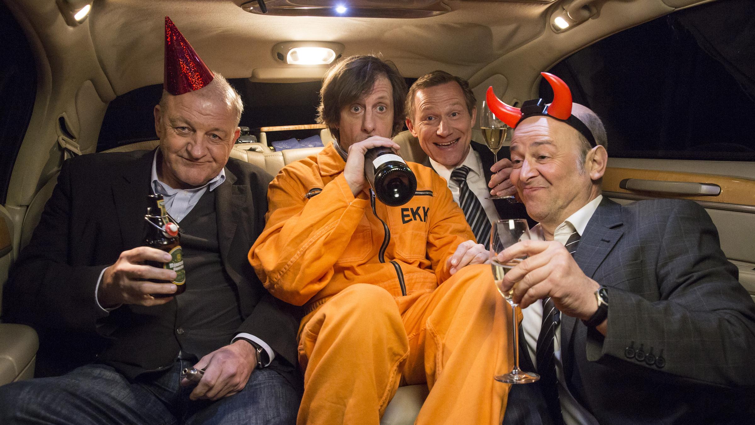 "Wilsberg - In Treu und Glauben": Georg Wilsberg (Leonard Lansink), Ekki Talkötter (Oliver Korittke), Overbeck (Roland Jankowksy) und Grabowski (Vittorio Alfieri) in einer Limousine.