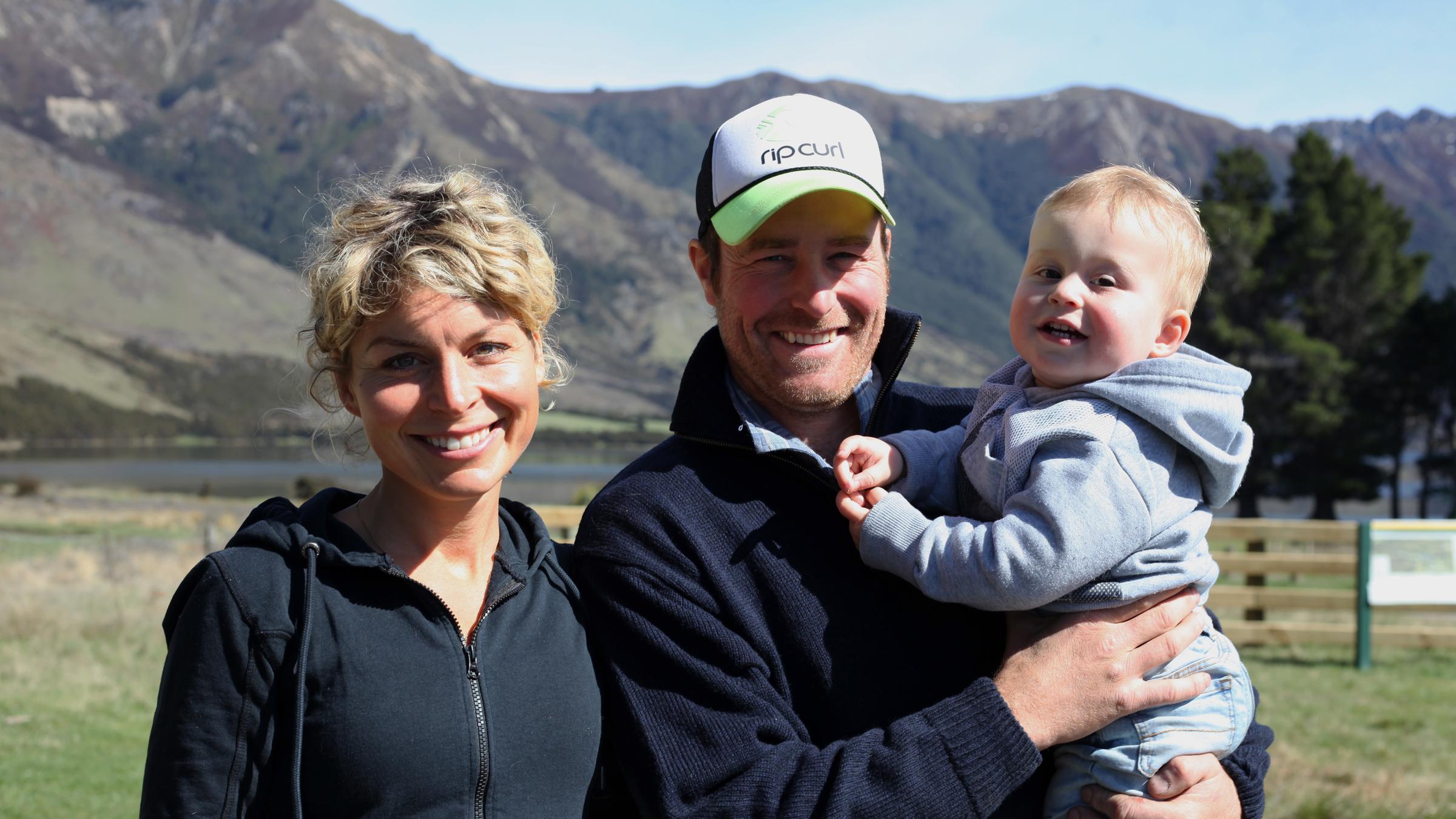 "Ausgerechnet Neuseeland - Eine Farm am grünen Ende der Welt": Jonna, Timo und Lewis Christophersen in Nahaufnahme.