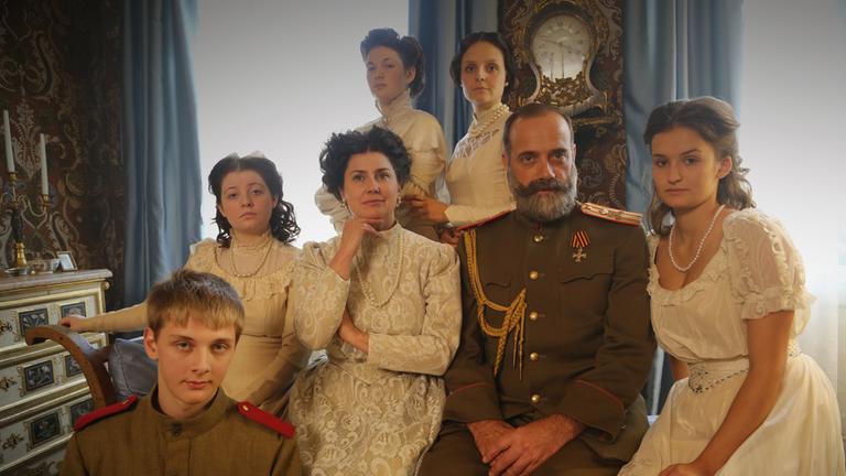 "ZDF-zeit: Zarensturz - Das Ende der Romanows": Porträtfoto der Zarenfamilie mit Zarin Alexandra (Isabel Mergl) und Zar Nikolaus II (Anton Algrang).