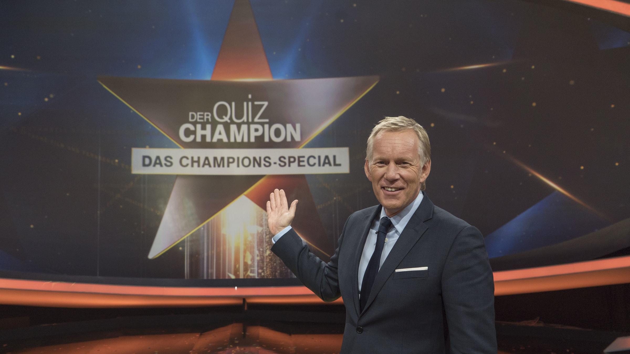 Der Quiz-Champion - Das Champions-Special": Johannes B. Kerner steht vor LED Wand im Studio.
