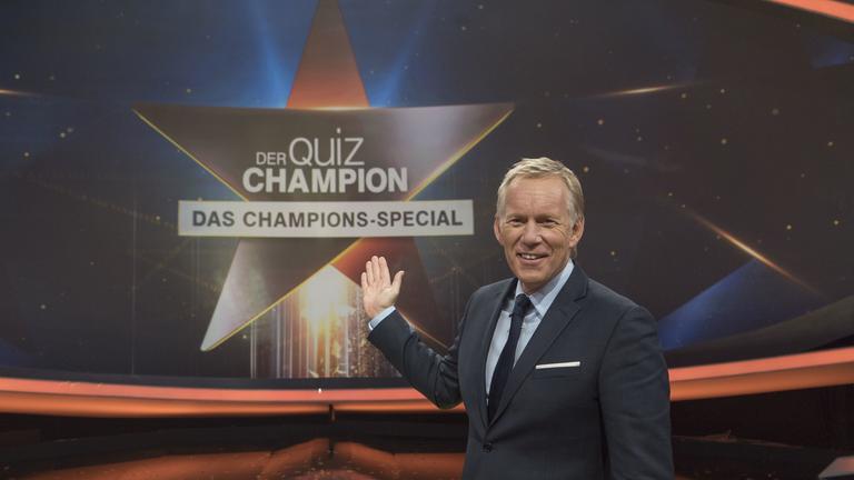 Der Quiz-Champion - Das Champions-Special": Johannes B. Kerner steht vor LED Wand im Studio.