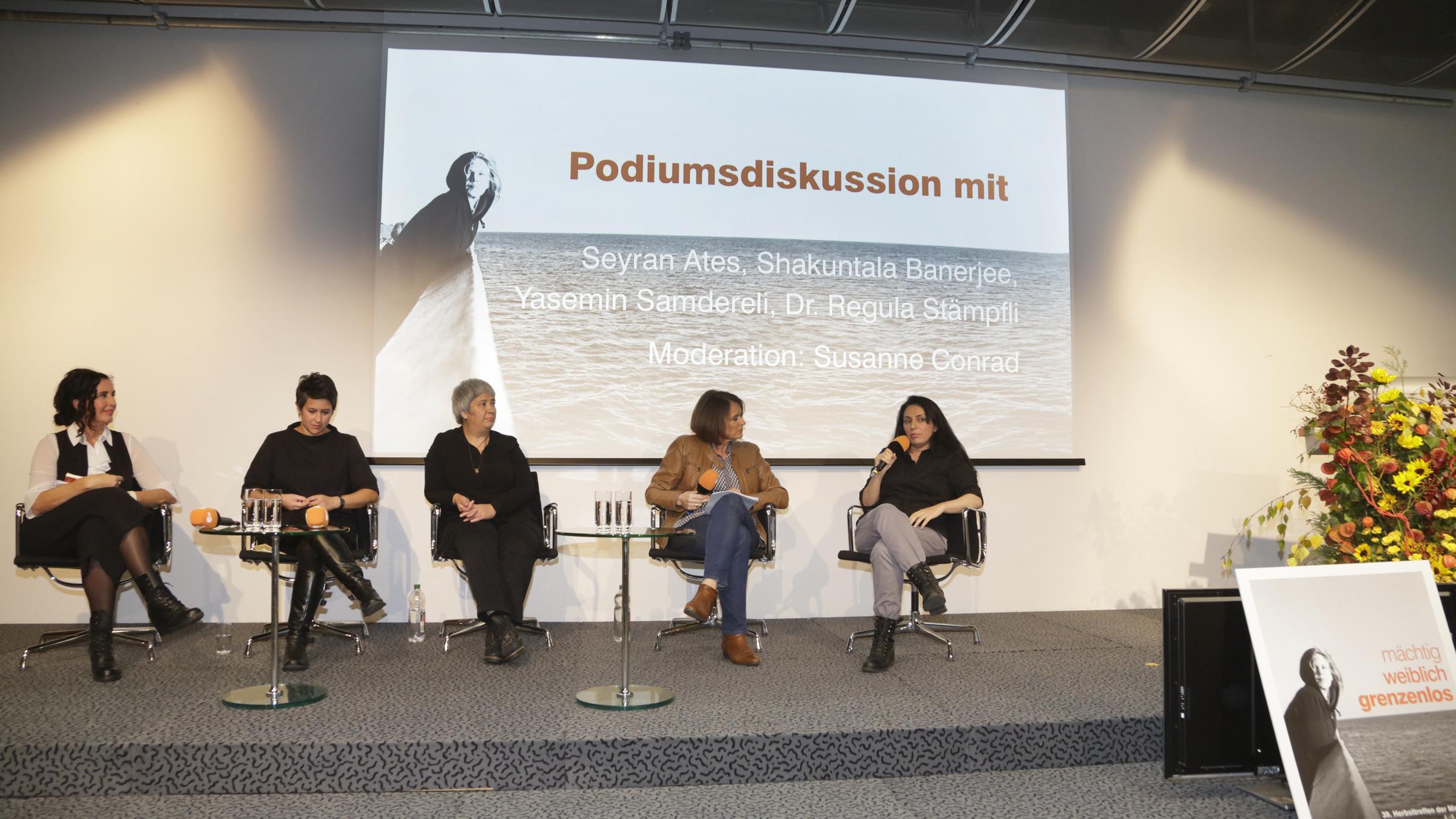 "Herbsttreffen der Medienfrauen 2016": Regula Stämpfli, Shakantula Banerjee, Seyran Ates, Susanne Conrad und Yasemin Samdereli