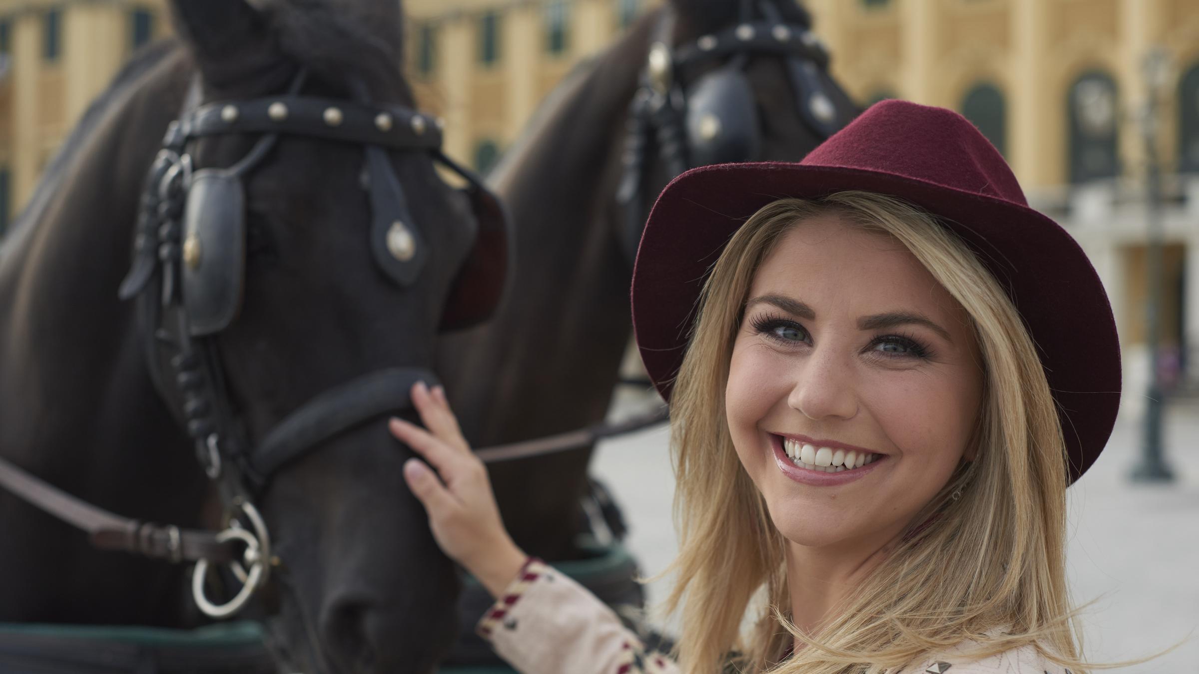 "Beatrice Egli - Ein Herbsttag in Wien": Beatrice Egli streichelt die Pferde eines Fiakers.