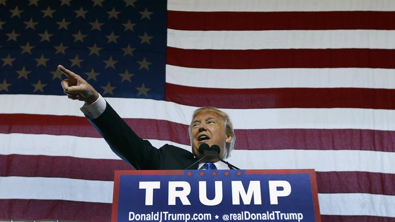 "ZDFzeit: Macht, Geld, Lügen – Clinton gegen Trump": Donald Trump gestikulierend am Rednerpult während eines Wahlkampfauftritts.