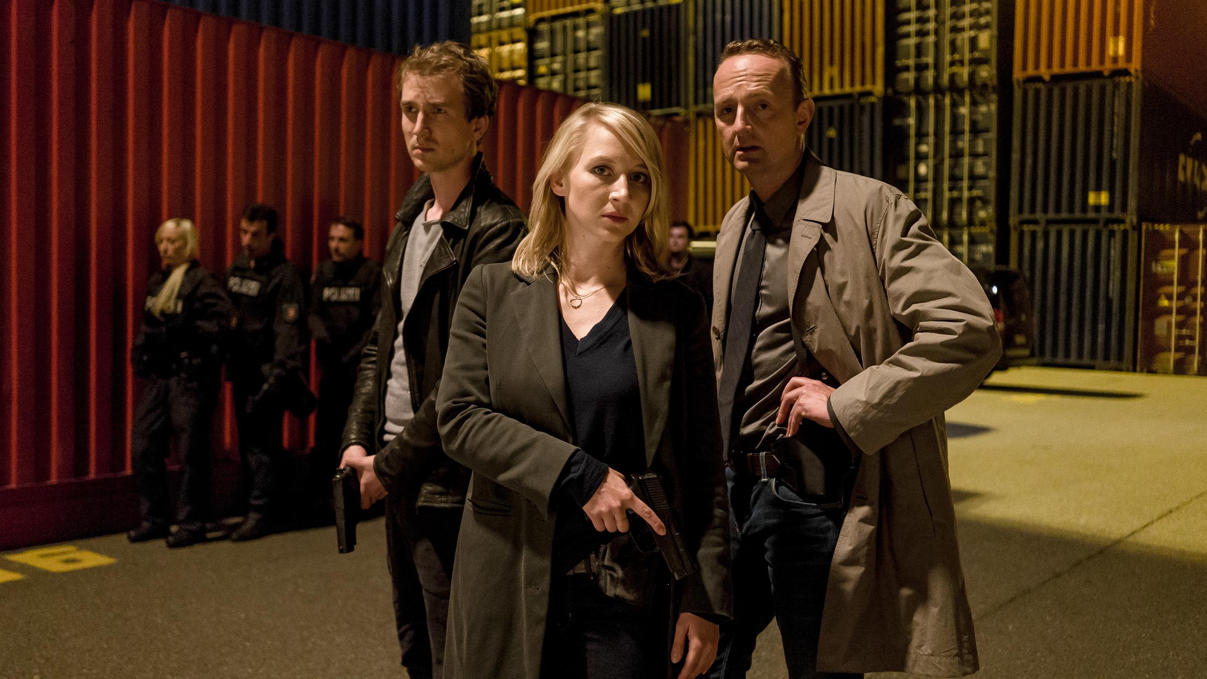 Nora Weiss (Anna Maria Mühe), Simon Brandt (Jan Krauter) und Jan Geissler (Peter Jordan) im Containerhafen.