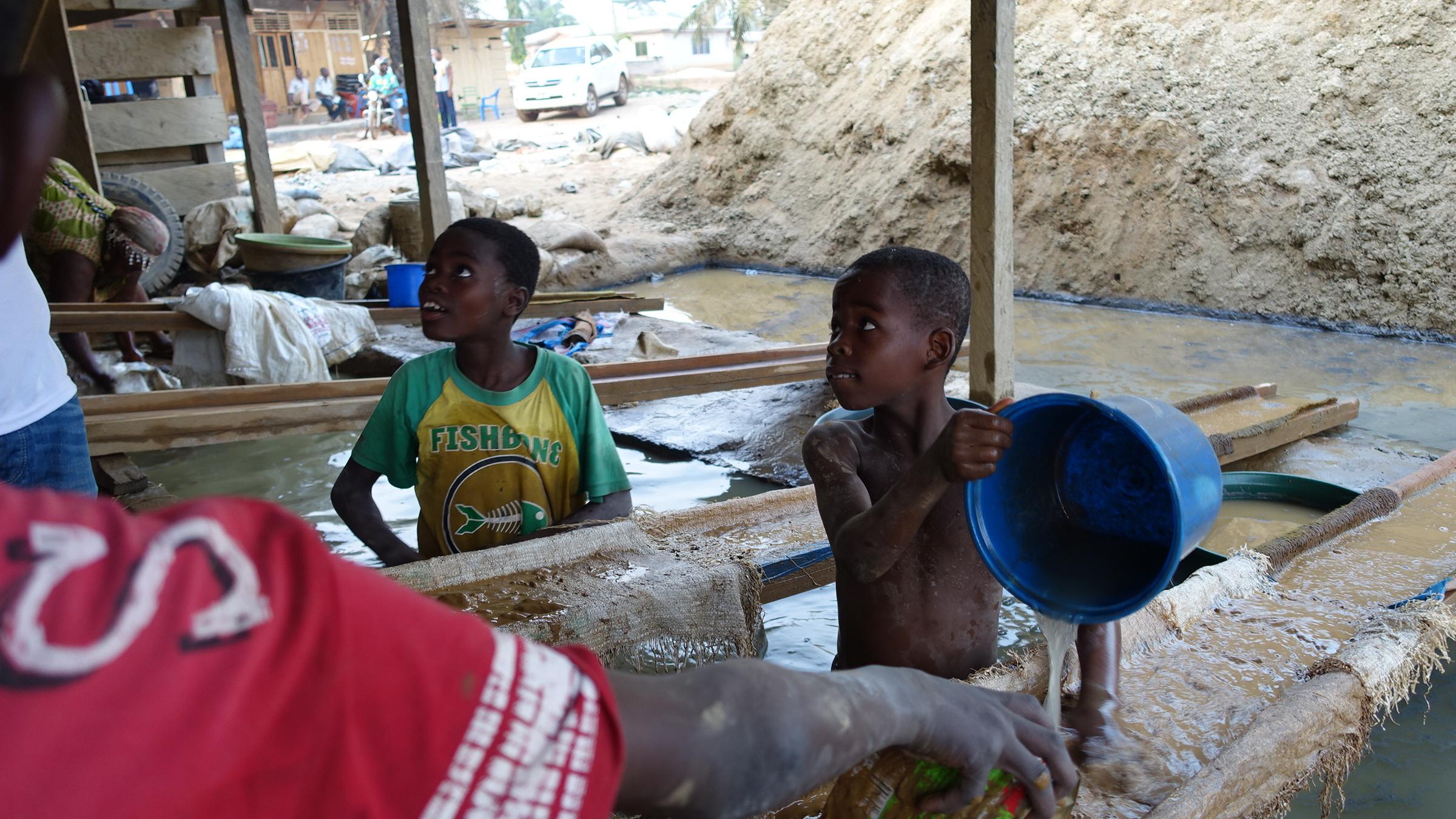 "37°: Goldkinder - Der Konflikt um wertvolle Mineralien": zwei Jungen beim Goldfiltern.