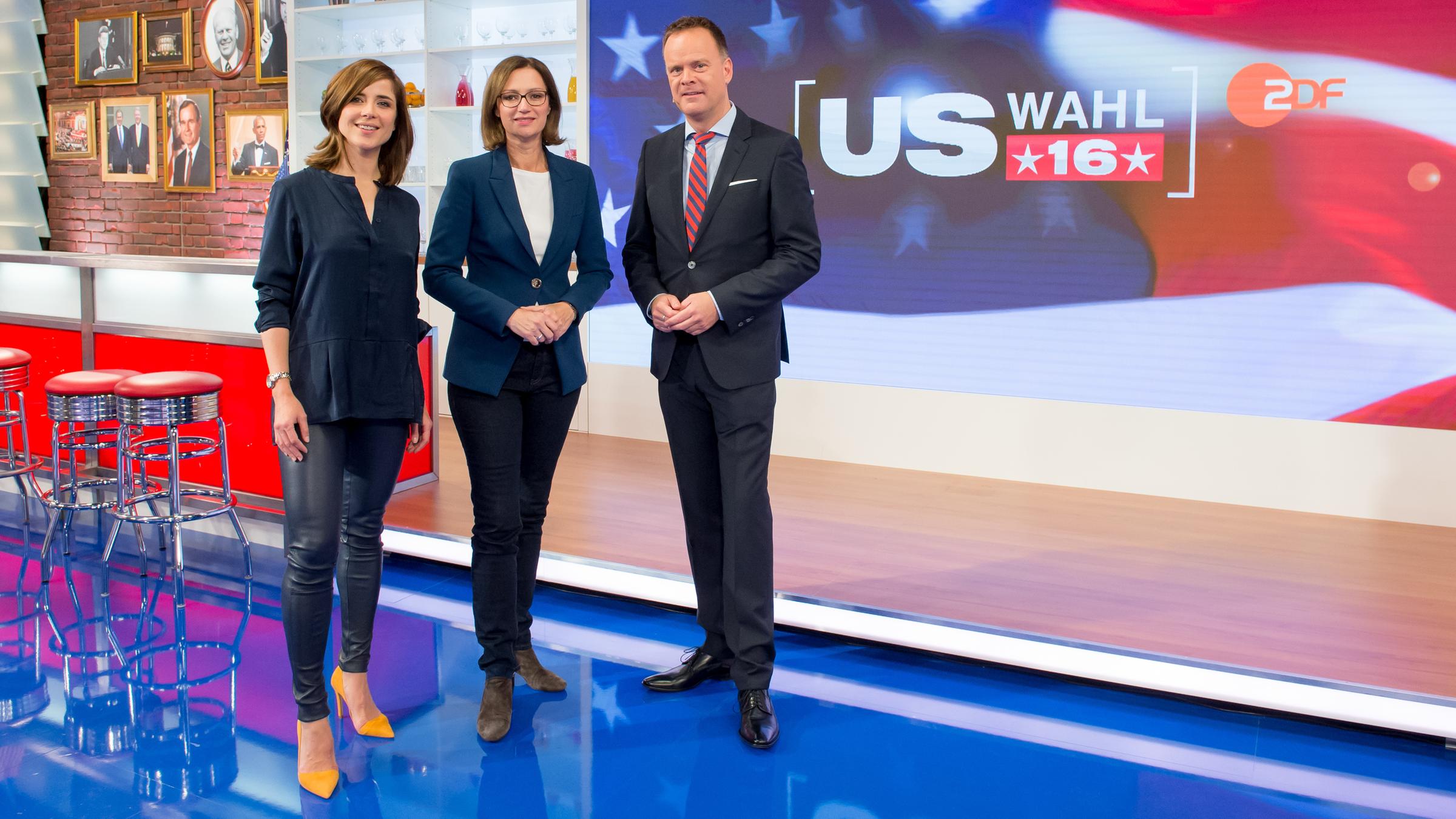 "Die Nacht der Entscheidung": Eva-Maria Lemke, Bettina Schausten und Christian Sievers stehen nebeneinander in der Studiodekoration. Im Hintergrund das Logo US Wahl 2016.