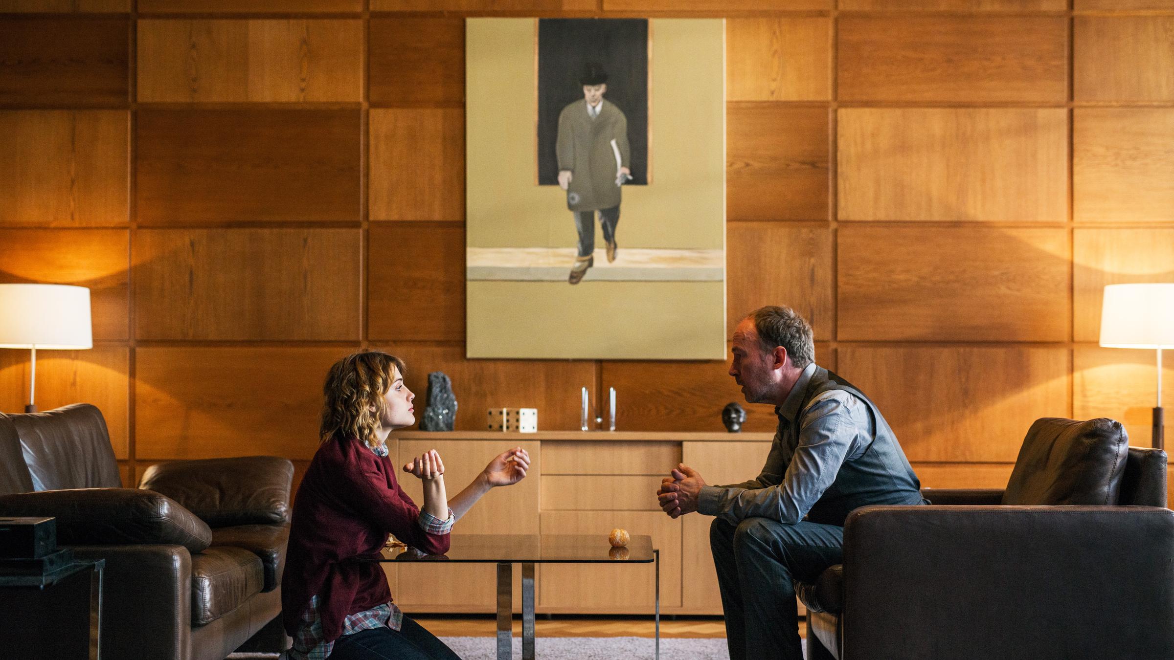"Neben der Spur - Todeswunsch": Joe (Ulrich Noethen) und Sina (Mala Emde) sitzen in einem Wohnzimmer und unterhalten sich.