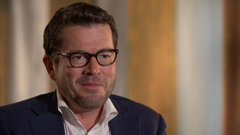 "Deutschlands Krieger - Die Bundeswehr und ihre Minister: Karl-Theodor zu Guttenberg": Interview mit Karl-Theodor zu Guttenberg.
