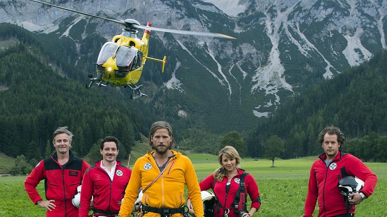 Die Bergretter sind in sechs neuuen Folgen im Einsatz. V.l.: Michael Dörfler (Robert Lohr), Tobias Herbrechter (Markus Brandl), Markus Kofler (Sebastian Ströbel), Katharina Strasser (Luise Bähr), Ben Marasek (Mirko Lang).