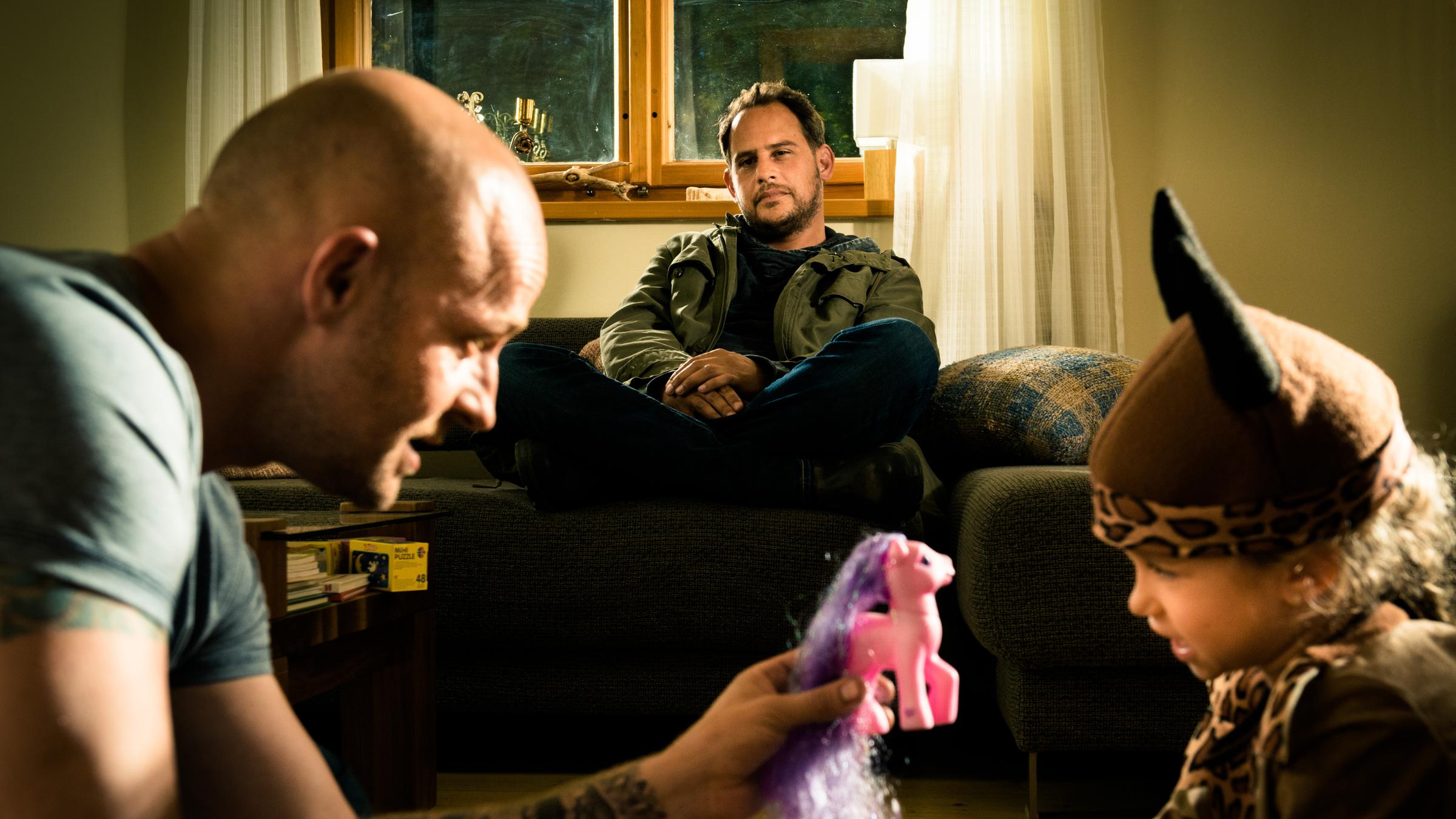 "Stereo": Erik (Jürgen Vogel) spielt mit Julias Tochter Linda (Helena Schönfelder). Henry (Moritz Bleibtreu) schaut zu.