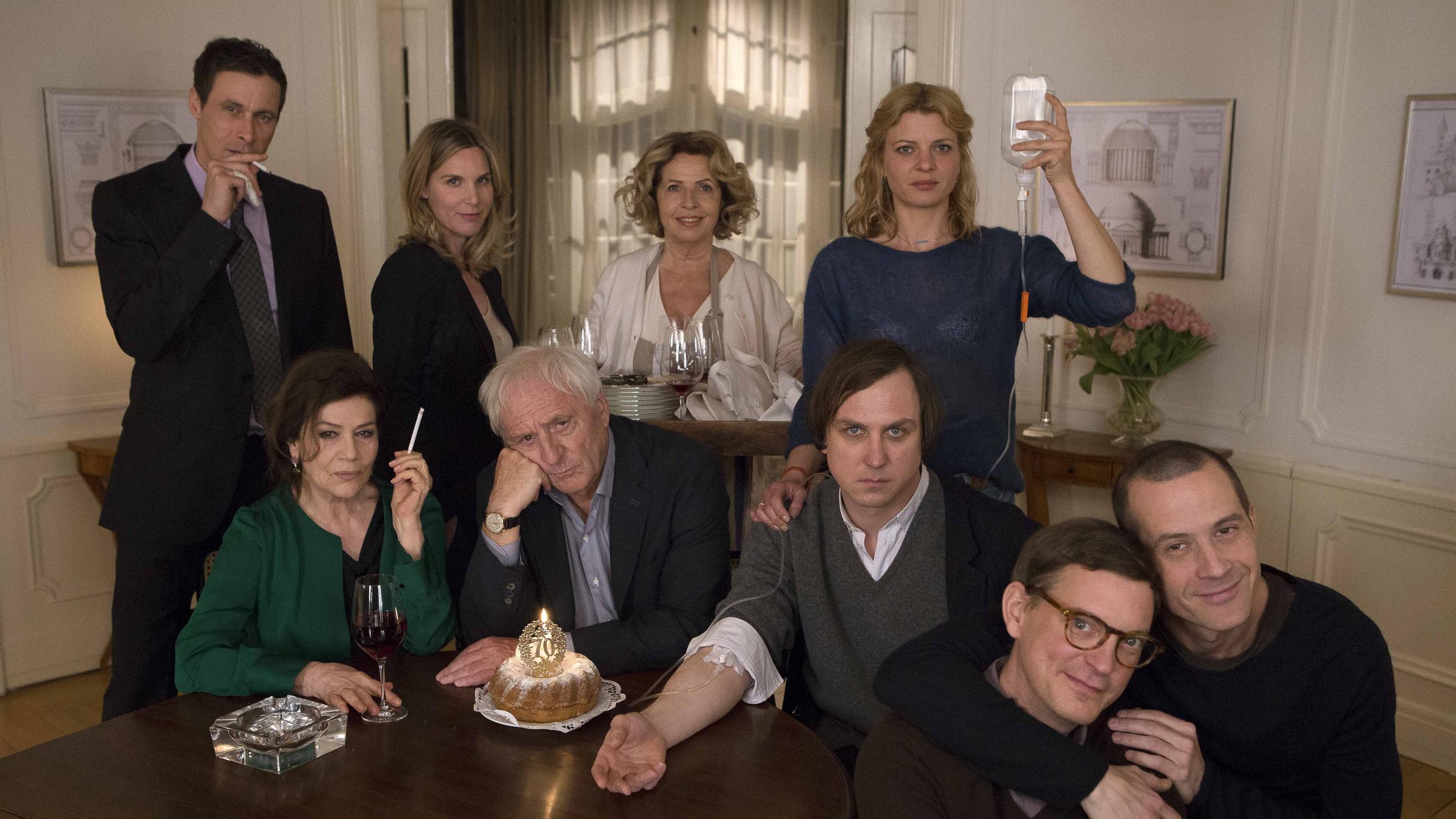"Familienfest": Familienportrait mit Gregor (Marc Hosemann), Renate (Hannelore Elsner), Charly (Nele Mueller-Stöfen), Hannes (Günther Maria Halmer), Anne (Michaela May), Max (Lars Eidinger), Jenny (Jördis Triebel), Vincent (Daniel Krauss) und Frederik (Barnaby Metschurat).