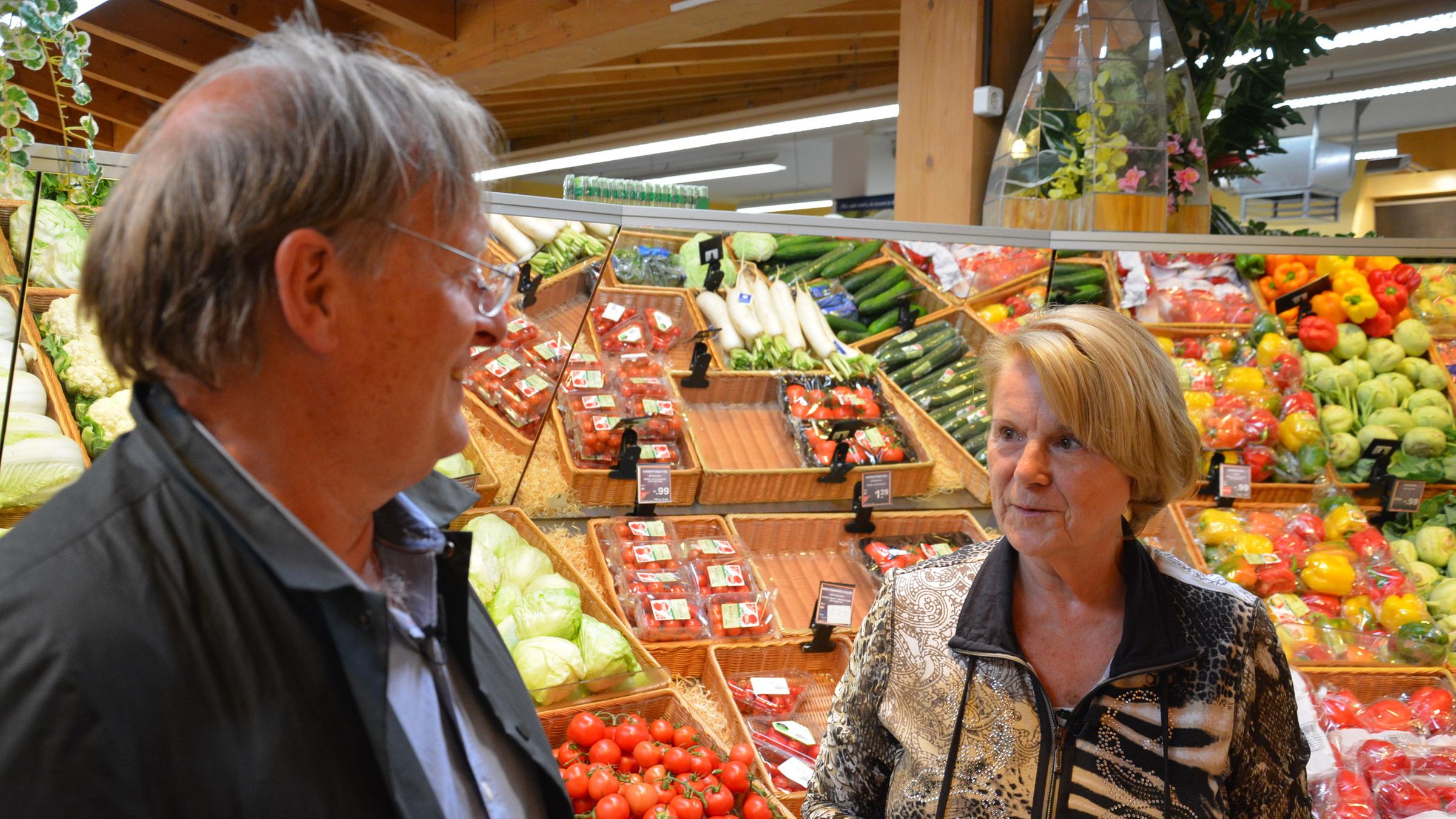 "Dietrich Grönemeyer - Leben ist mehr!": Dietrich Grönemeyer mit Gudrun R. im Supermarkt.