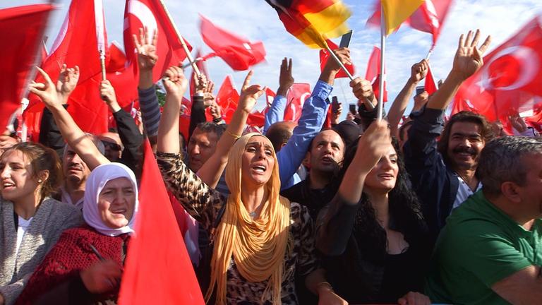 "Pulverfass Türkei - Deutschland und der Putsch": Erdogan-Anhänger winken und schwenken Flaggen.