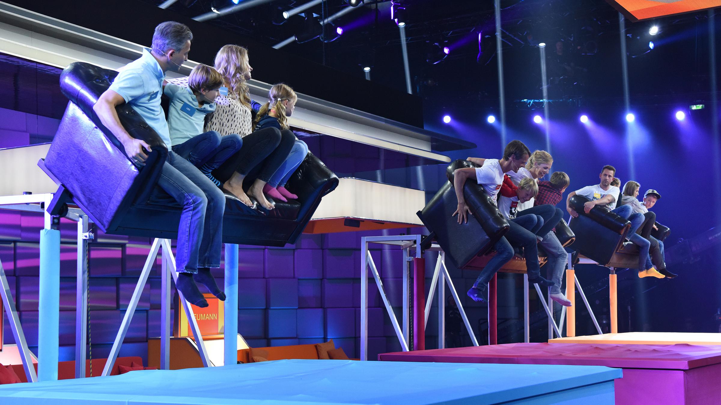 "4 geben alles!": Alle Kandidatenfamilien sitzen auf sich abkippenden Sofas und müssen sich an den Lehnen festhalten, um nicht herunter zu fallen.