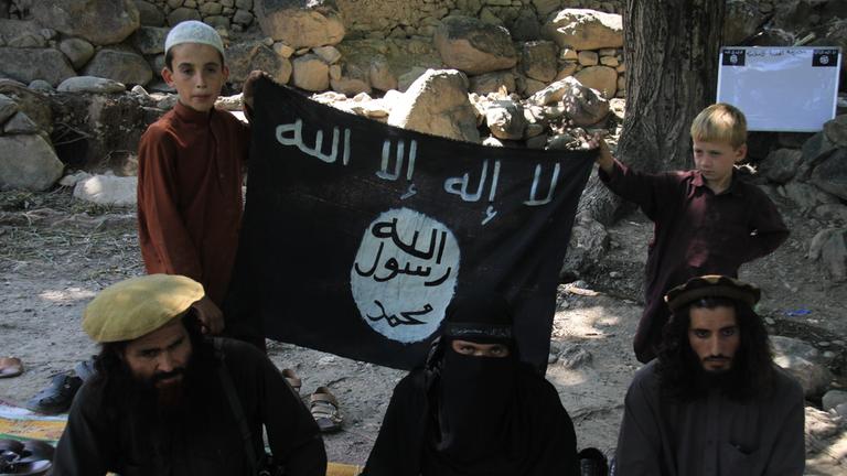 "IS gegen Taliban - Machtkampf am Hindukusch": IS-Kämpfer posieren mit Kindern, die ihre Flagge hochhalten