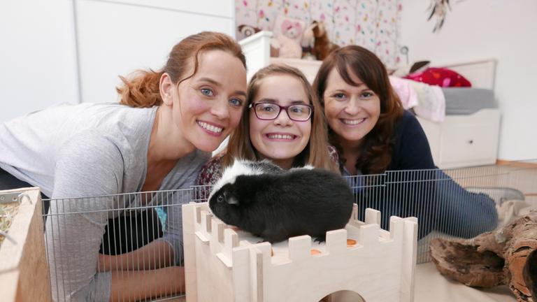 "Der Haustier-Check mit Kate Kitchenham (1)": Kate Kitchenham mit Louisa und Viola mit zwei Meerschweinchen.